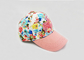 소녀는 꽃 인쇄 그리고 3D 자수를 가진 수를 놓은 야구 모자를 찌릅니다
