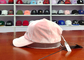 자수 로고/곡선 빌 모자를 가진 우단 직물 분홍색 6 패널 야구 모자