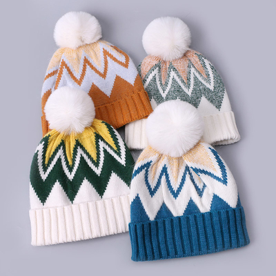 맞춤형 embroidered beanies 겨울 넥타이 스트라이프 무늬 따뜻한 부드러운 Pompom 파프 인쇄 Beanie 제조업체