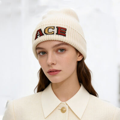 천연 단열과 클래식한 룩을 제공하는 맞춤형 울 비니 모자로 겨울 의류 컬렉션에 완벽합니다